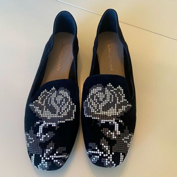 - DONALD pliner floral‎ embellishment shoes
Women’s size 6 1/2 black white gray - Picture 1 of 10